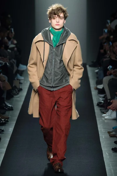 Look 18